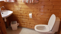 Hütte 7 - Badezimmer mit Dusche, Waschbecken und WC
